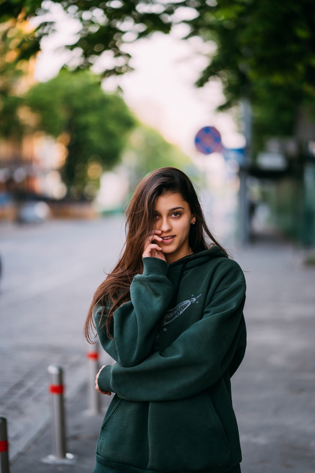 portrait-cute-woman-with-long-hair-posing-street (1)
